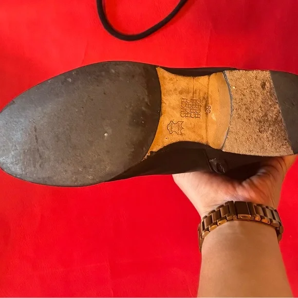 Elegant Carolina Herrera Black Leather Boots - Picture 12 of 12